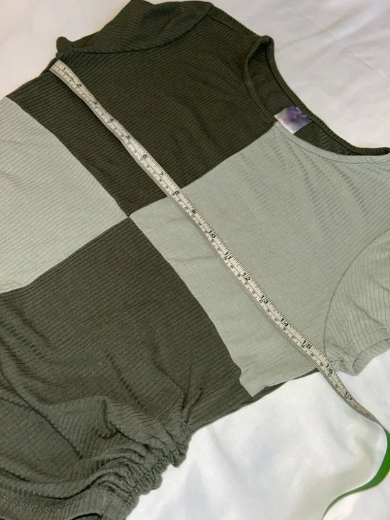 No Boundaries Olive & Light Olive Colorblock Side-Ruched Crop Top - Picture 3 of 6